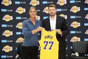 01直播NBA_黑白雨燕网络直播_更衣室独家爆料