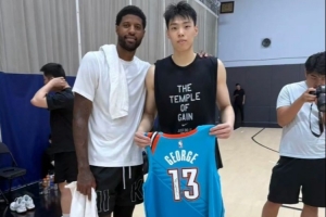 干货满满！乔治对北控男篮球员江林俊进行了一对一的指导